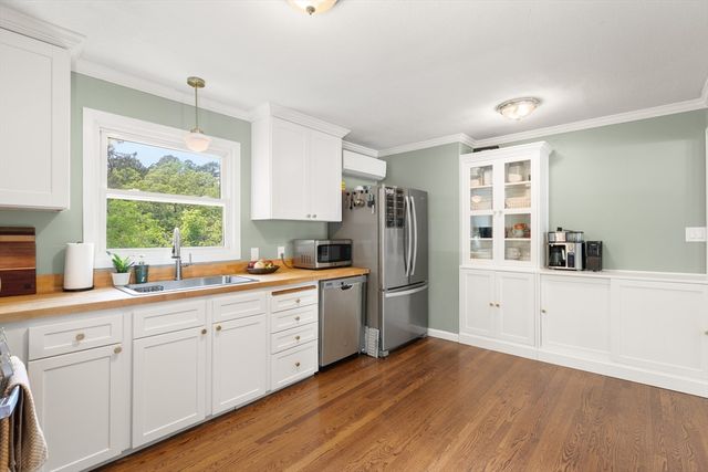 9 Debbies Ln, Barnstable, MA 02648
