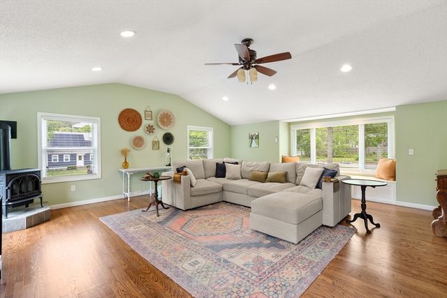 9 Debbies Ln, Barnstable, MA 02648