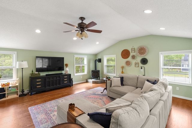 9 Debbies Ln, Barnstable, MA 02648