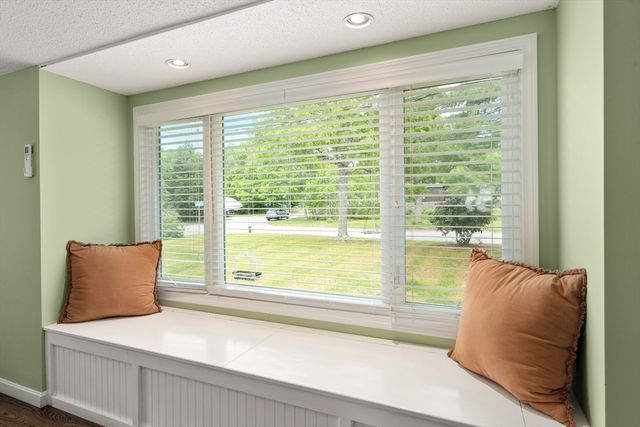 9 Debbies Ln, Barnstable, MA 02648