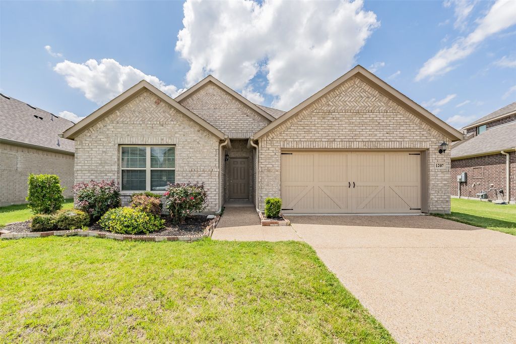 1207 Putnam Street, Mansfield, TX 76063