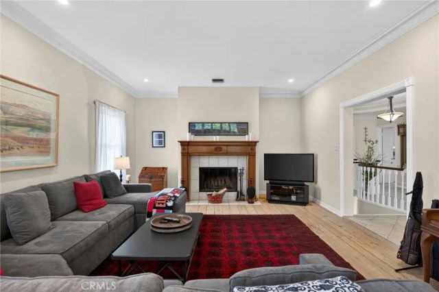 3664 Holboro, Los Angeles, CA 90027