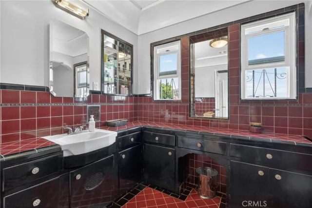 3664 Holboro, Los Angeles, CA 90027