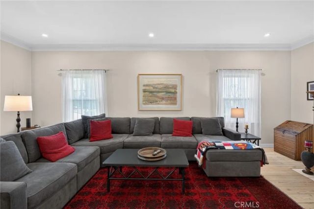 3664 Holboro, Los Angeles, CA 90027
