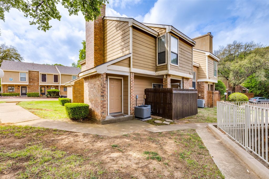 2103 Park Willow Lane A, Arlington, TX 76011