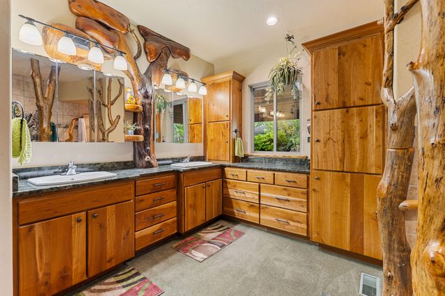 211 Shorthorn Gulch Road, Grants Pass, OR 97526