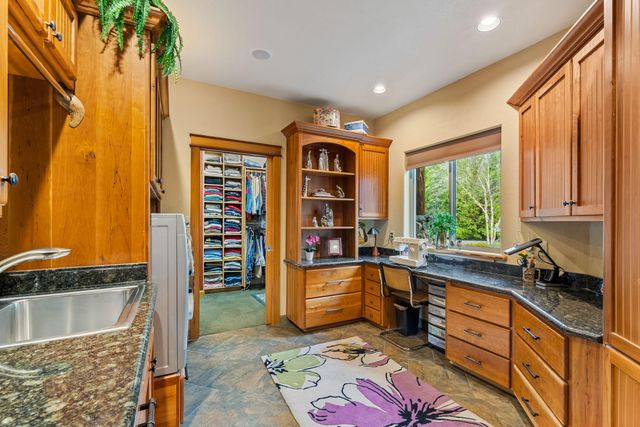 211 Shorthorn Gulch Road, Grants Pass, OR 97526