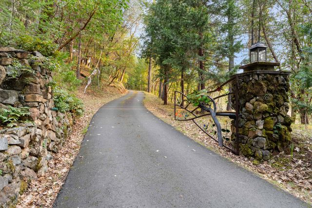 211 Shorthorn Gulch Road, Grants Pass, OR 97526