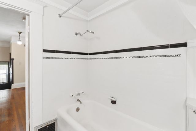 2705 P St, Sacramento, CA 95816