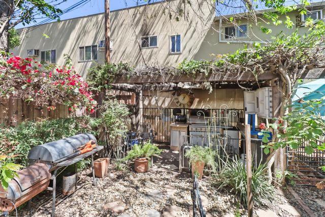 2705 P St, Sacramento, CA 95816