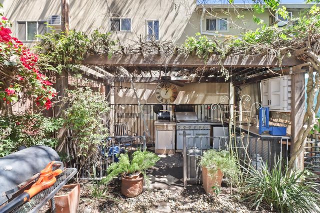 2705 P St, Sacramento, CA 95816