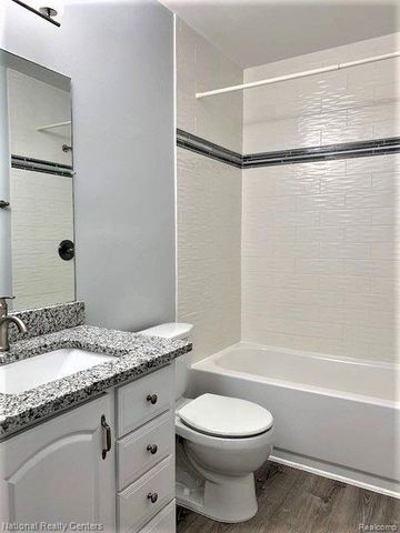 33853 Pondview Circle 23, Livonia, MI 48152