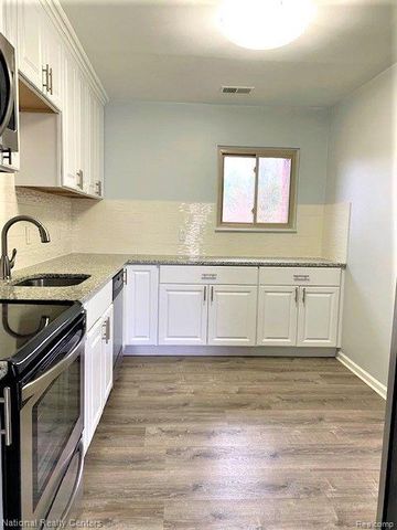 33853 Pondview Circle 23, Livonia, MI 48152