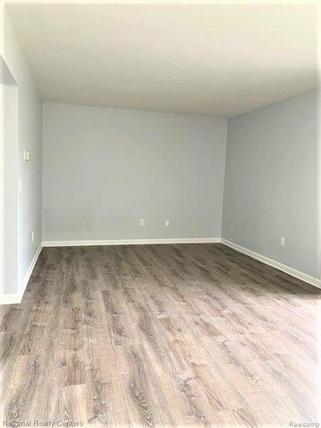 33853 Pondview Circle 23, Livonia, MI 48152