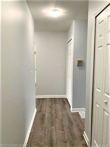 33853 Pondview Circle 23, Livonia, MI 48152