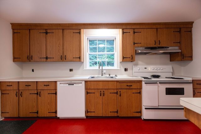 195 Dover Rd, Westwood, MA 02090