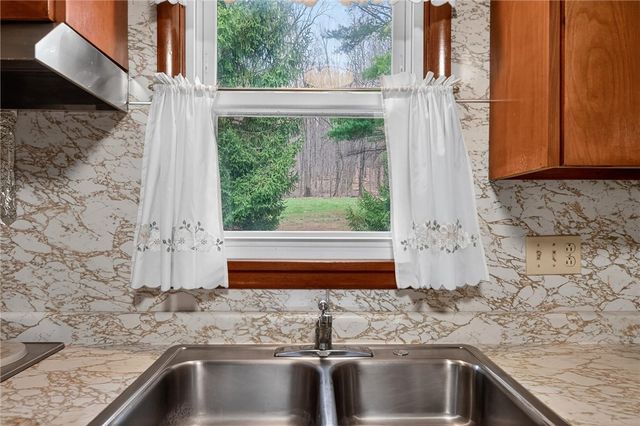 1461 Lynnwood Dr, Hermitage, PA 16148