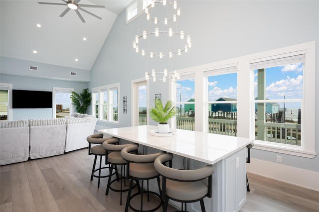 2425 Audubon Avenue, Gilchrist, TX 77617