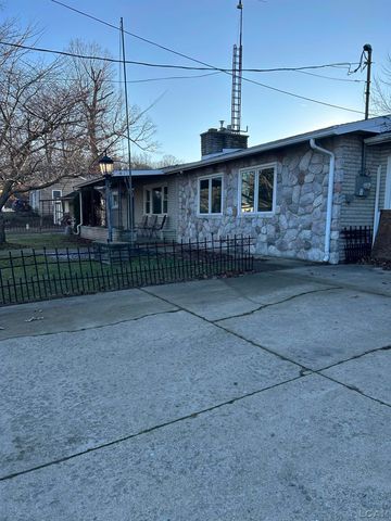 753 Vaniman Island Drive, Brooklyn, MI 49230