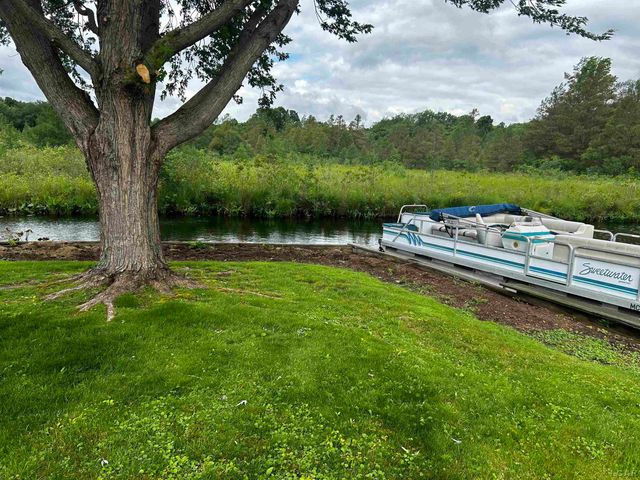 753 Vaniman Island Drive, Brooklyn, MI 49230