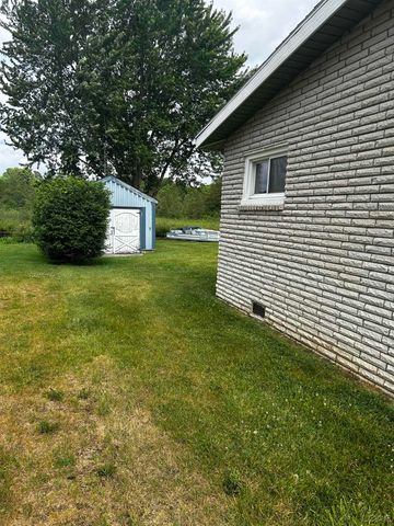 753 Vaniman Island Drive, Brooklyn, MI 49230