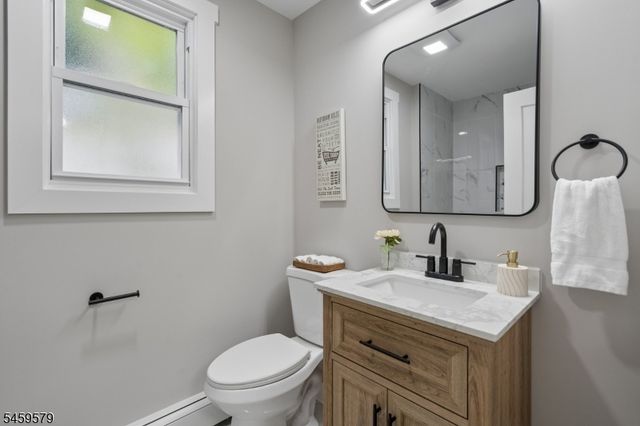 193 Monroe Trl, Hopatcong Boro, NJ 07843