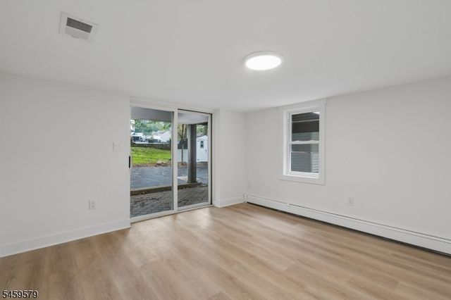 193 Monroe Trl, Hopatcong Boro, NJ 07843