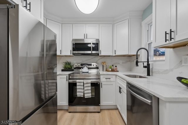 193 Monroe Trl, Hopatcong Boro, NJ 07843