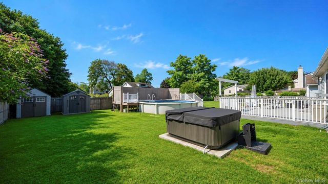 28 Mapleton Avenue, Farmingville, NY 11738