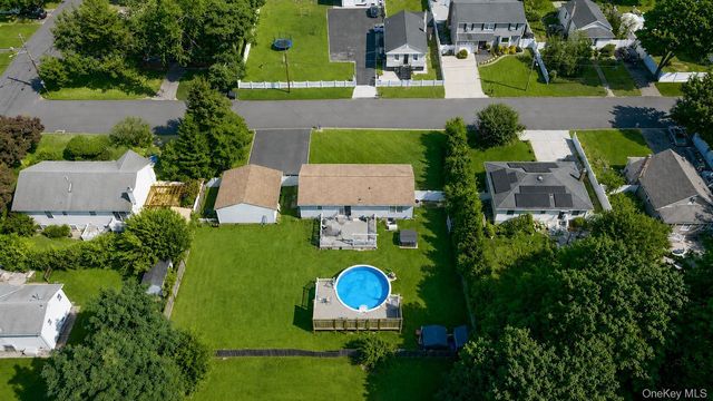 28 Mapleton Avenue, Farmingville, NY 11738