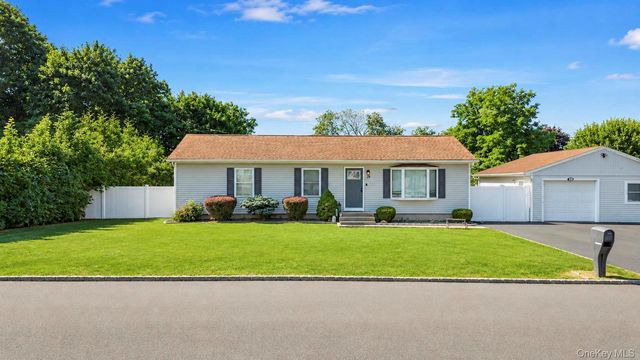 28 Mapleton Avenue, Farmingville, NY 11738