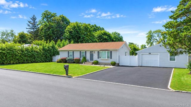 28 Mapleton Avenue, Farmingville, NY 11738