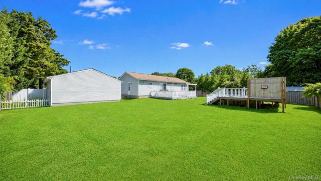 28 Mapleton Avenue, Farmingville, NY 11738