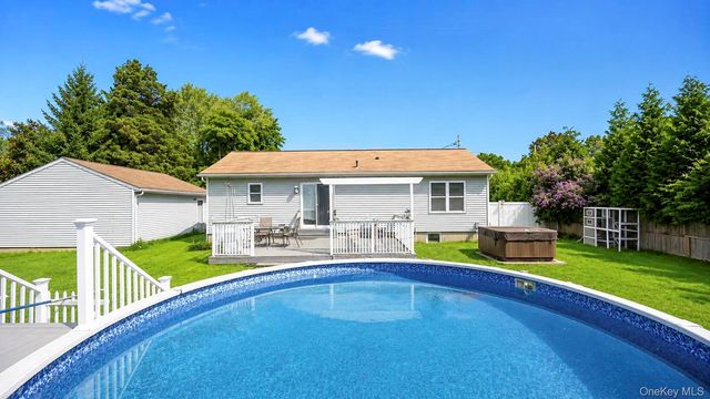 28 Mapleton Avenue, Farmingville, NY 11738