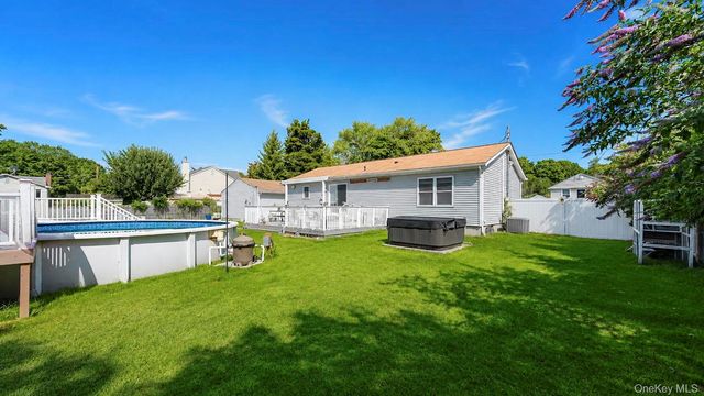 28 Mapleton Avenue, Farmingville, NY 11738
