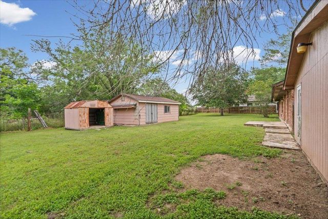 650 W Austin RD, Luling, TX 78648