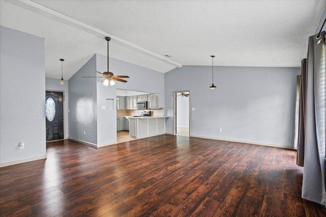 650 W Austin RD, Luling, TX 78648