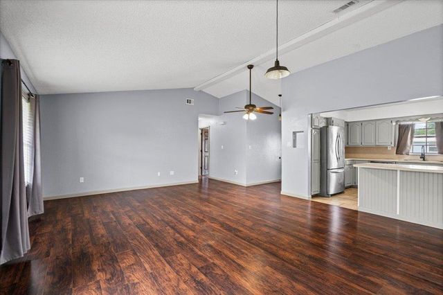 650 W Austin RD, Luling, TX 78648