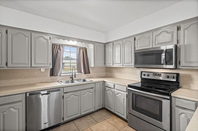 650 W Austin RD, Luling, TX 78648