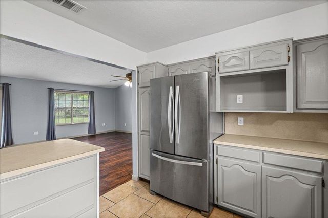 650 W Austin RD, Luling, TX 78648