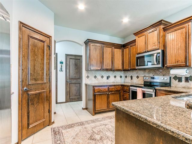 1028 Skyline Boulevard, Edmond, OK 73025