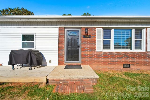1745 26th Street NE, Hickory, NC 28601