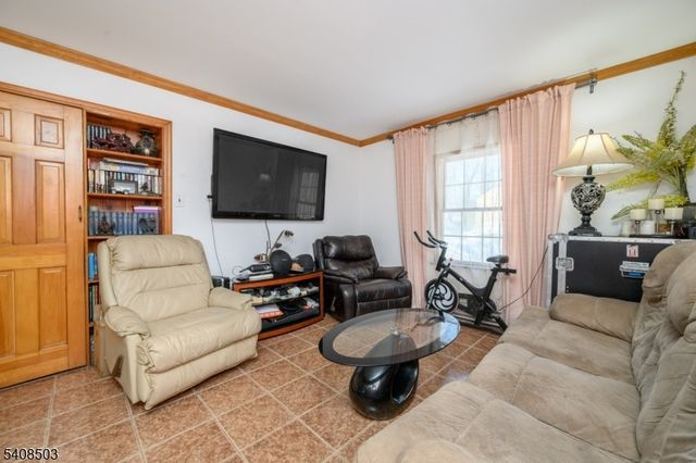 19 Skyland Ave, Wanaque Boro, NJ 07420