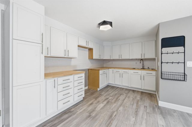 2215 N Tee Time Ct, Wichita, KS 67205