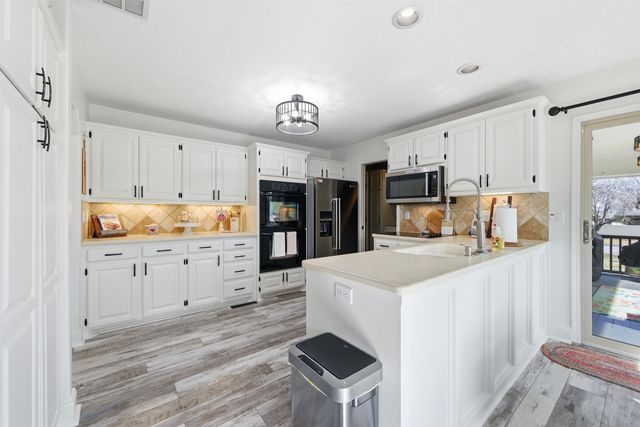 2215 N Tee Time Ct, Wichita, KS 67205