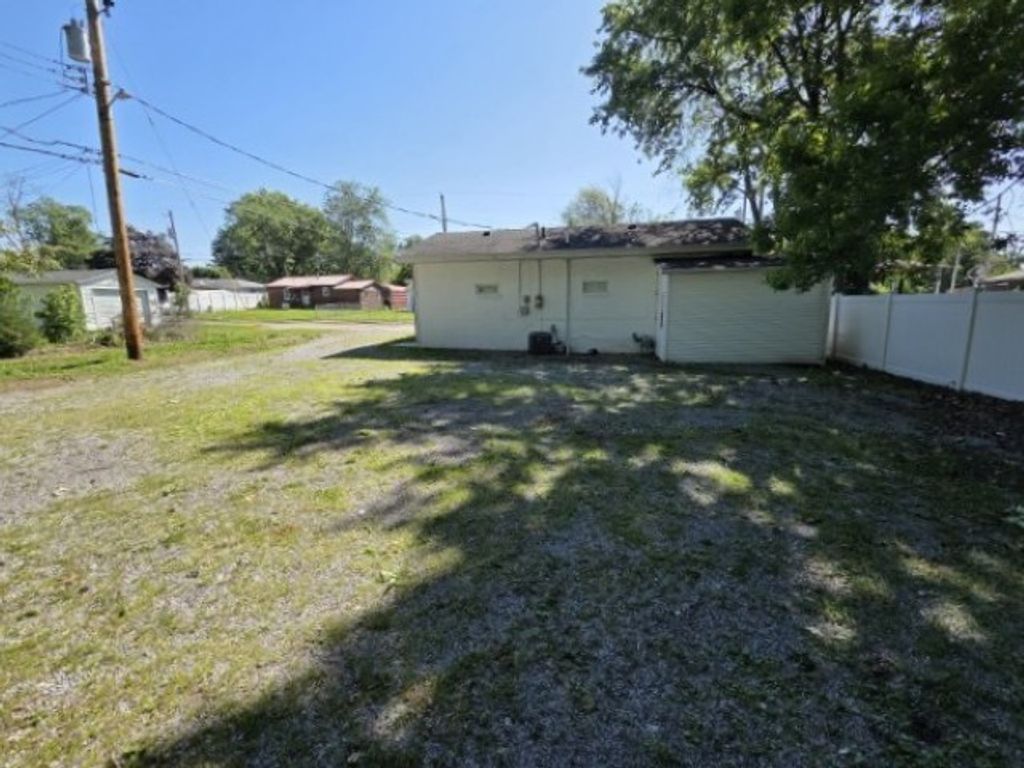 Image 11 of property listing at 541 S 27th Street, Mt Vernon, IL 62864