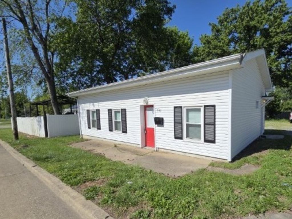 Image 12 of property listing at 541 S 27th Street, Mt Vernon, IL 62864