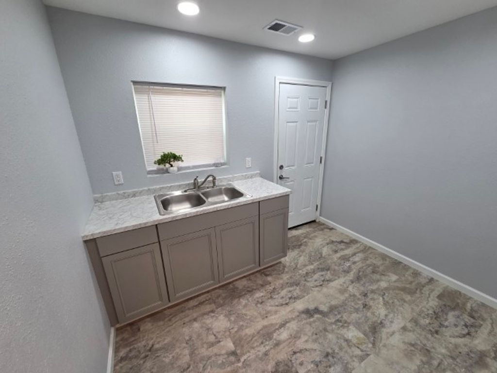 Image 7 of property listing at 541 S 27th Street, Mt Vernon, IL 62864
