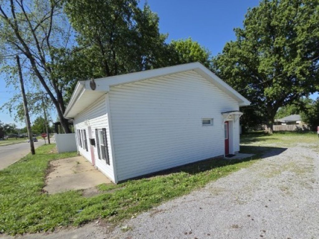 Image 9 of property listing at 541 S 27th Street, Mt Vernon, IL 62864