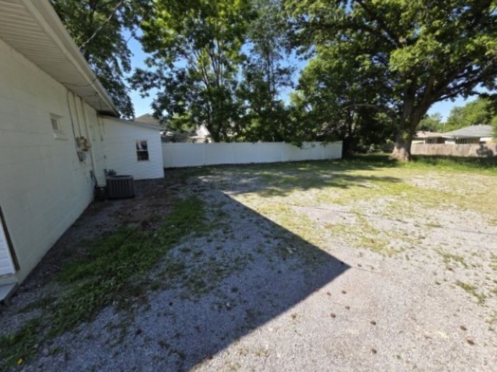 Image 10 of property listing at 541 S 27th Street, Mt Vernon, IL 62864